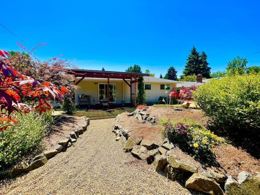 Vila Colorful 50'S Ranch In The Heart Of Eugene Exteriér fotografie