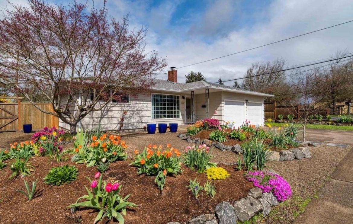Vila Colorful 50'S Ranch In The Heart Of Eugene Exteriér fotografie