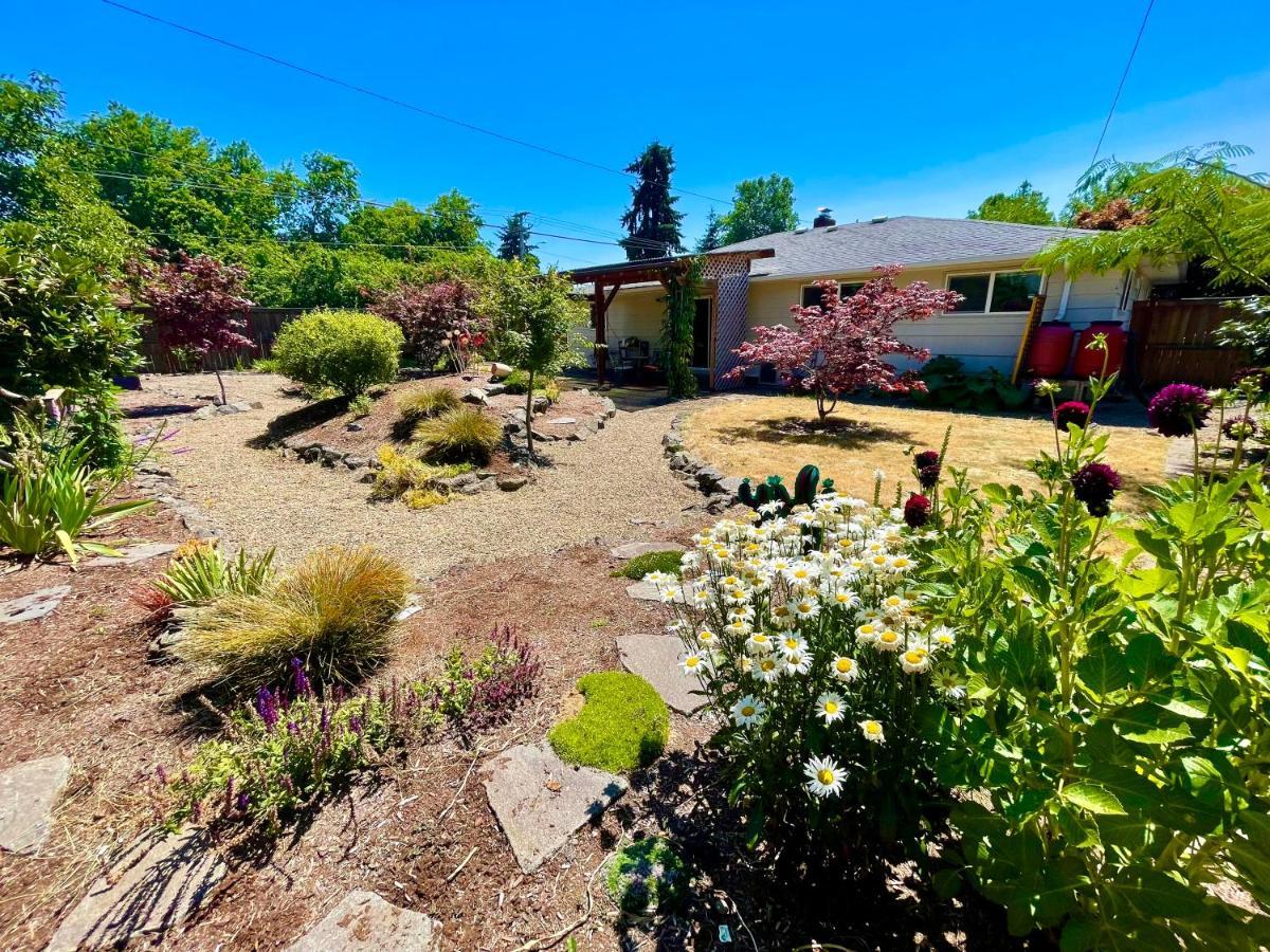 Vila Colorful 50'S Ranch In The Heart Of Eugene Exteriér fotografie